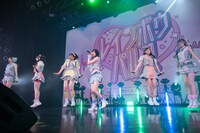 「望遠ユニバース」を歌う大和明桜、栗原舞優、的場華鈴、隈本茉莉奈、尾林結花、石原愛梨沙（左から）。