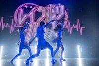 「HIGH FLYER」を披露する中村朱里、鶴見萌、清水理子（左から）。