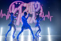 「HIGH FLYER」を披露する中村朱里、鶴見萌、清水理子（左から）。