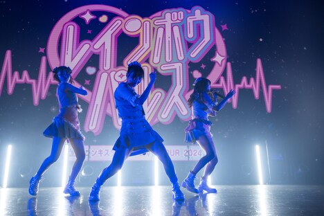 「HIGH FLYER」を披露する中村朱里、鶴見萌、清水理子(左から)。