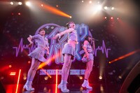 「HIGH FLYER」を披露する鶴見萌、中村朱里、清水理子（左から）。