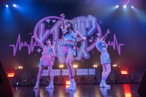 2025年2月に虹コンを卒業する中村朱里、清水理子、鶴見萌(左から)。