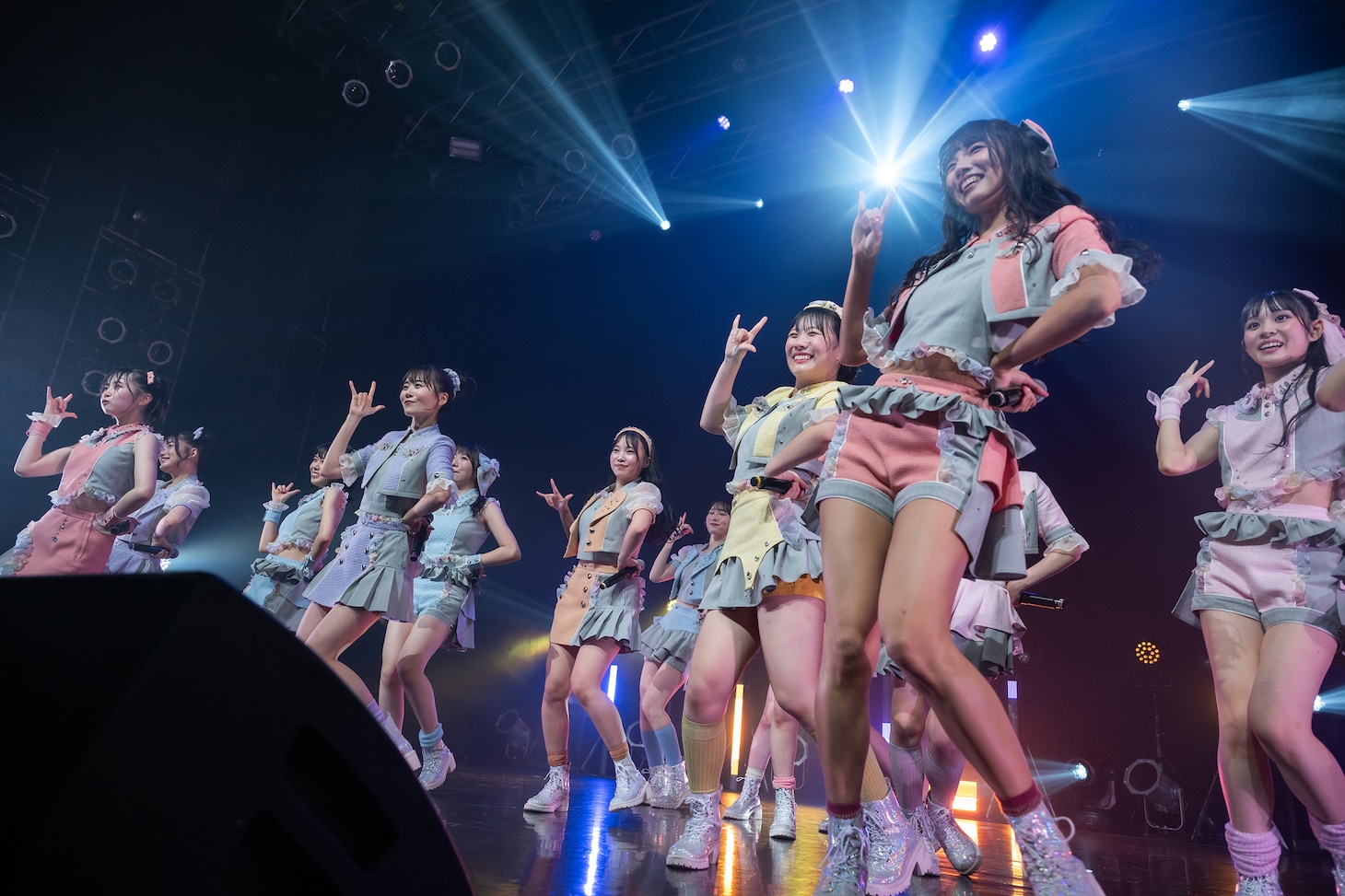 新曲「サマーエンドシンフォニー」を披露する虹のコンキスタドール。