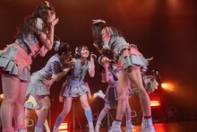 新曲「サマーエンドシンフォニー」を披露する虹のコンキスタドール。