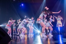 新曲「サマーエンドシンフォニー」を披露する虹のコンキスタドール。