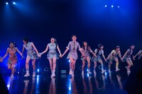 新曲「サマーエンドシンフォニー」を披露する虹のコンキスタドール。