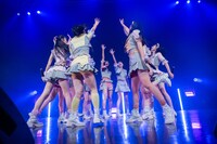 新曲「サマーエンドシンフォニー」を披露する虹のコンキスタドール。