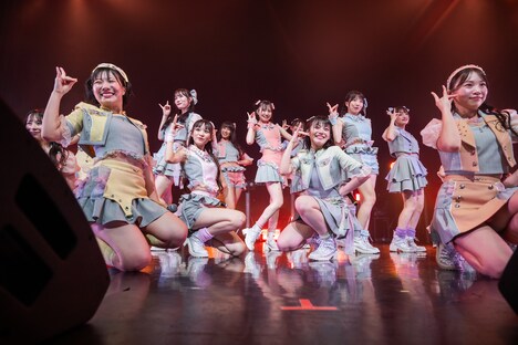 新曲「サマーエンドシンフォニー」を初披露する虹のコンキスタドール。