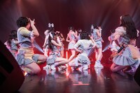 新曲「サマーエンドシンフォニー」を披露する虹のコンキスタドール。