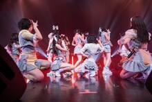 新曲「サマーエンドシンフォニー」を披露する虹のコンキスタドール。