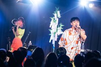 堂島孝平が「きみのため」を歌っている背後を、堂島のお面で顔を隠しながら通り過ぎる眉村ちあき。（撮影：曽我美芽）