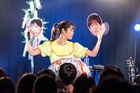 堂島孝平のお面3枚を持つ眉村ちあき。（撮影：曽我美芽）