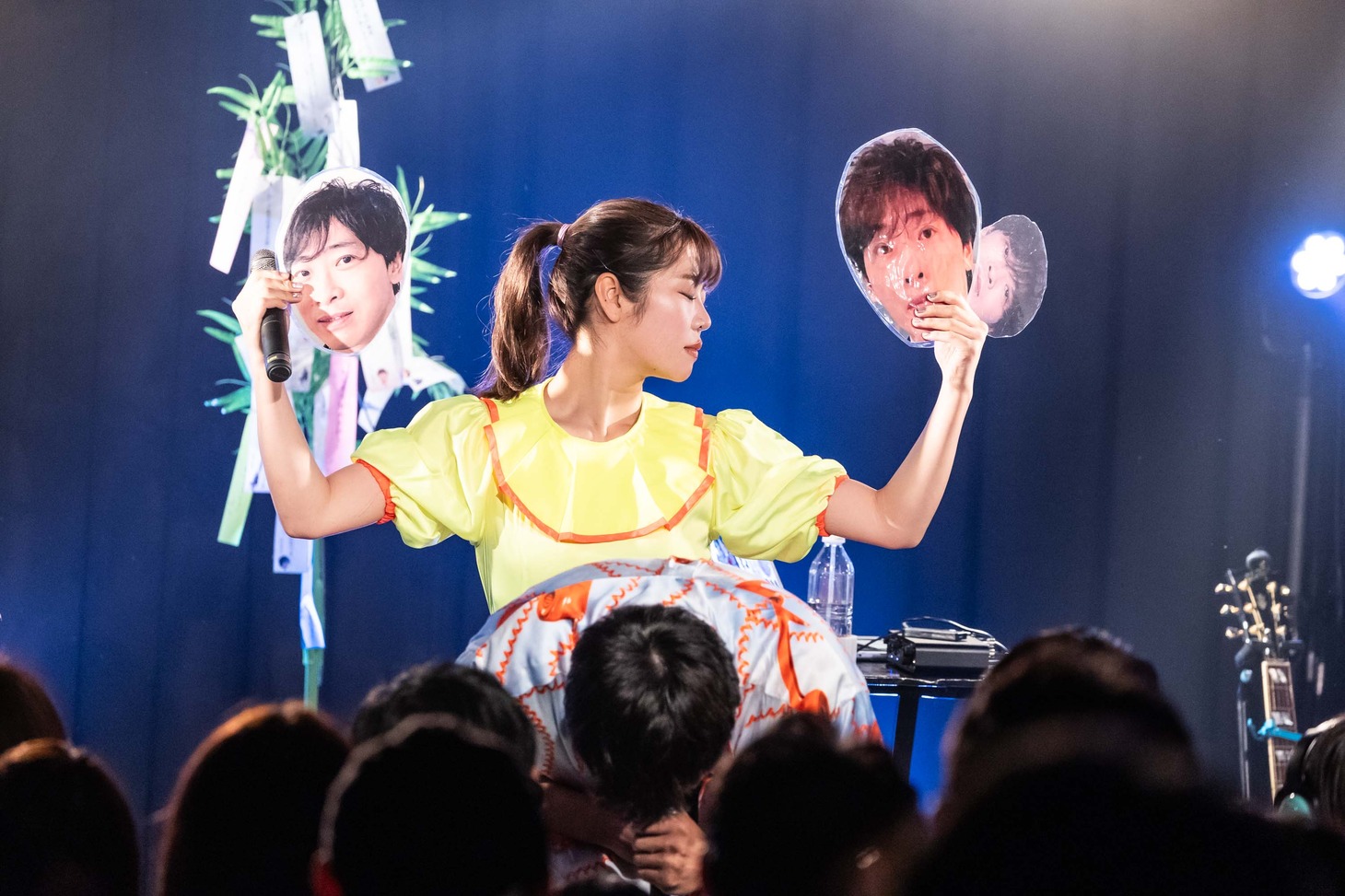 堂島孝平のお面3枚を持つ眉村ちあき。（撮影：曽我美芽）