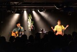 wacci「恋だろ」を歌う堂島孝平(左)、眉村ちあき(右)。(撮影:曽我美芽)