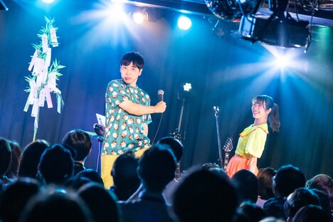 「フリースタイルハンドメイド」をなかなか歌わない堂島孝平（左）、眉村ちあき（右）。（撮影：曽我美芽）