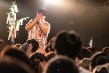 ハーモニカを吹く堂島孝平。（撮影：曽我美芽）