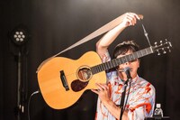 ハーモニカを吹き続ける堂島孝平。（撮影：曽我美芽）