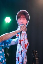 堂島孝平のお面にマイクを向ける堂島孝平。（撮影：曽我美芽）