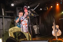 左から堂島孝平、堂島孝平のお面。