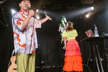 ファンの願いごとが書かれている短冊を紹介する堂島孝平（左）、眉村ちあき（右）。