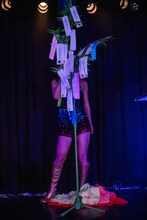 七夕の笹飾りの後ろに立つ眉村ちあき。