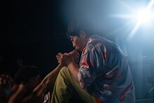 観客協力のもとハーモニカを吹く堂島孝平。