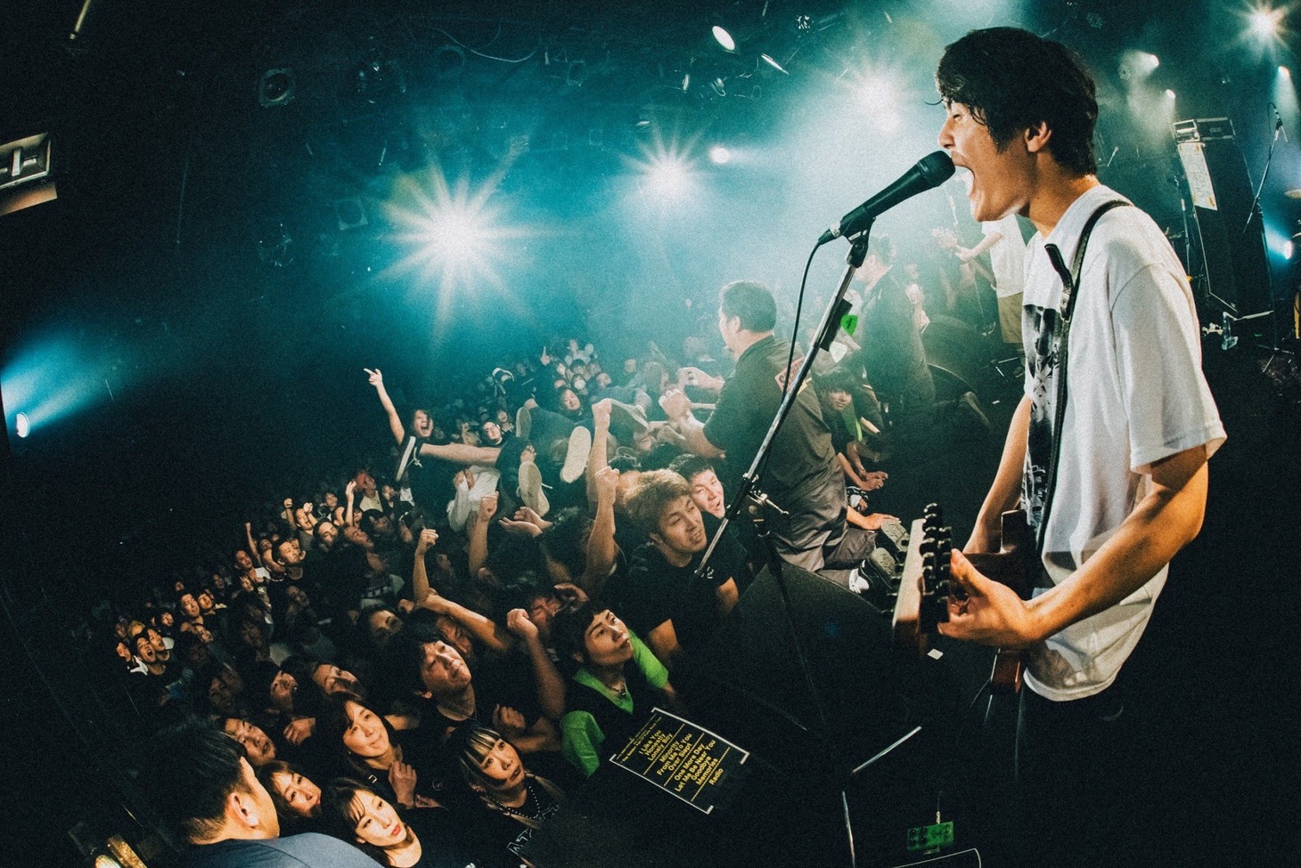 HONESTのライブの様子。（撮影：しゅんた）