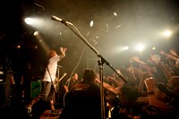 Ken Yokoyamaのライブの様子。（撮影：半田安政）