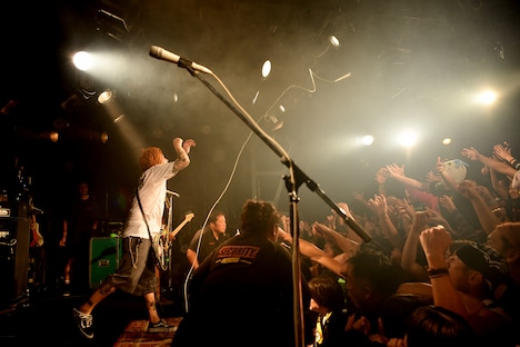 Ken Yokoyamaのライブの様子。（撮影：半田安政）