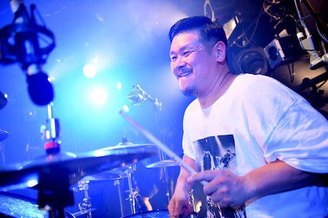 EKKUN（Dr）（撮影：半田安政）