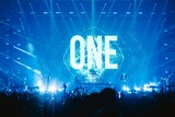 「ONE OK ROCK 2024 PREMONITION WORLD TOUR」の様子。（Photo by Matty Vogel）