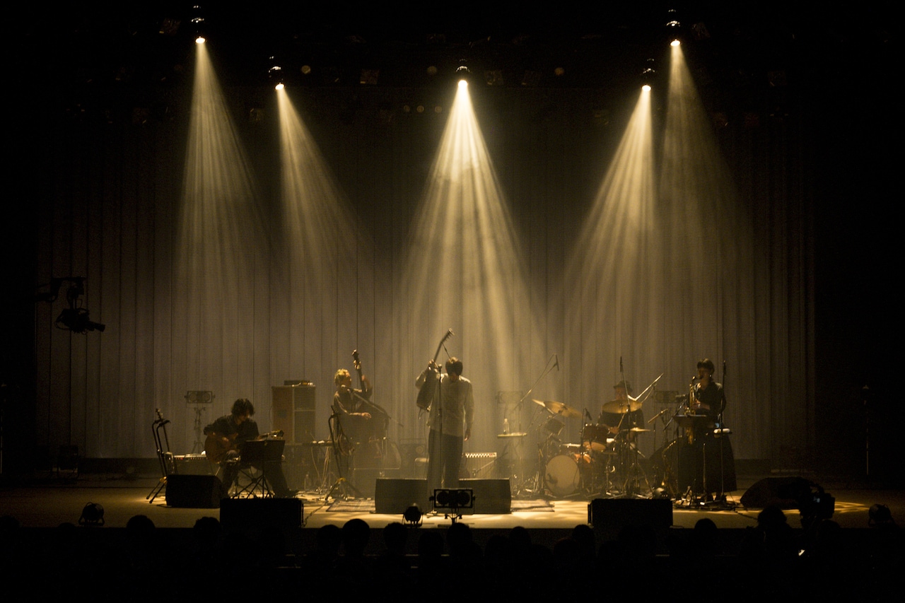 折坂悠太がバンドメンバーとともに“今日だけのライブ”届けた「呪文ツアー」