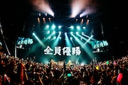 サンボマスター「ラブ&ピース!マスターピース!」ファイナル日本武道館公演の様子。(撮影:浜野カズシ)