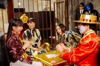 トランプマンのマジックに驚くPerfume。