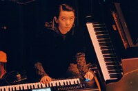 サポートの清水直哉（Piano）。（撮影：マスダレンゾ）