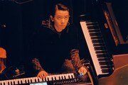 サポートの清水直哉(Piano)。(撮影:マスダレンゾ)