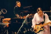 左からサポートの清水直哉(Piano)、竹田綾子(B)。(撮影:マスダレンゾ)