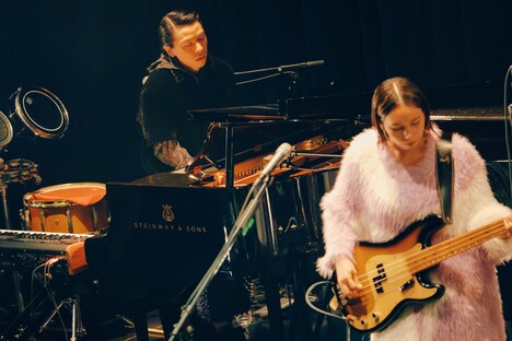 左からサポートの清水直哉(Piano)、竹田綾子(B)。(撮影:マスダレンゾ)