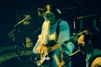 竹田綾子（B）、玉置周啓（Vo, G）。（撮影：マスダレンゾ）