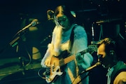 竹田綾子(B)、玉置周啓(Vo, G)。(撮影:マスダレンゾ)