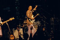 玉置周啓（Vo, G）（撮影：マスダレンゾ）