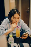 「パッション島」を飲む竹田綾子（B）。（撮影：マスダレンゾ）