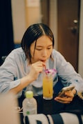 「パッション島」を飲む竹田綾子(B)。(撮影:マスダレンゾ)