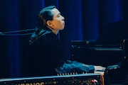サポートの清水直哉(Piano, Syn, Perc, etc)。(撮影:マスダレンゾ)