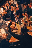 客席に降りてきた玉置周啓（Vo, G）。（撮影：マスダレンゾ）