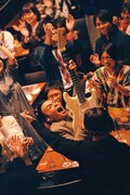 客席に降りてきた玉置周啓(Vo, G)。(撮影:マスダレンゾ)