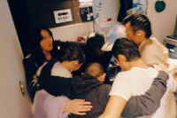 スタッフと円陣を組むMONO NO AWARE。（撮影：マスダレンゾ）