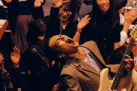 客席で吠える玉置周啓（Vo, G）。（撮影：マスダレンゾ）