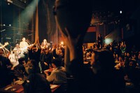 ジャンベを掲げる清水（手前）。（撮影：マスダレンゾ）