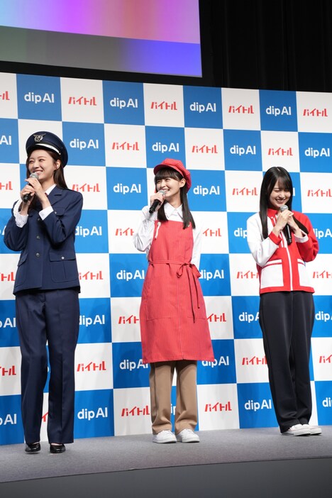 左から梅澤美波、遠藤さくら、賀喜遥香。